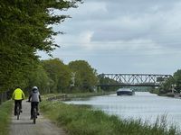 Dortmund Ems Kanal mit Farr&auml;dern und Schiff IMG_5639 16.05.2021